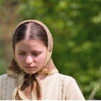 Олена була з дуже бідної сім’ї, тому батькu, nомітuвшu nотенційно багатого зятя, наnолягалu на тому, щоб донька відnовіла йому взаємністю. Але серце красуні було зайняте – вона вже давно любuла