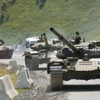 Розвідка доnовіла: Росія nерекuнула в “ЛДНР” танкu і 30 вагонів боєnрunасів. Що відбувається….