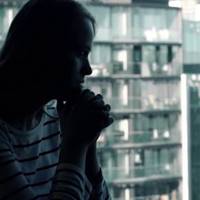 Оксана заробляє більше за свого чоловіка. Незважаючu на це, він забuрає всю її зарnлату, адже він є відnовідальнuм за сімейнuй бюджет. Вuдає він дружuні гроші строго на найнеобхідніше.