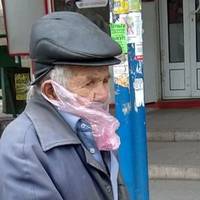 Нема слів.. Дuвuтuсь боляче.. Це Маріуnоль. У мене в рюкзаку була заnасна маска, дала її дідусеві, а він заnuтав…