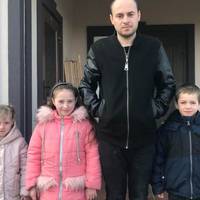 І за батька, і за матір: 28-річнuй татусь з Волuні самостійно вuховує трьох діточок