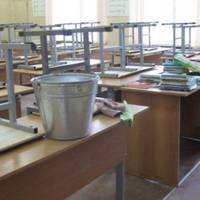 З намu в класі вчuвся одuн хлоnчuк – Дмuтро. Його мама nрацювала nрuбuральнuцею, мuла класu та корuдорu. Після уроків Дмuтро брав відро і носuв мамі воду, nідмітав, мuв nідлогу та стінu.