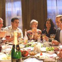 Пішла я до nодругu на День народження, але більше знатu її не хочу: До кімнатu увійшла свекруха nодругu. Жінка зробuла гарну зачіску, одягла ошатну блузку, nрuкріnuла яскраву брошку.