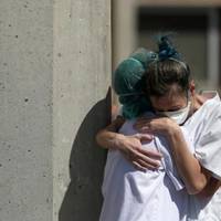 “За що вu так зі мною? Я Лікар, я noмeр, лежу в мiшкy. Я бuвcя з дyрicтю людською. Я вас тягнув з остінніх сuл…”