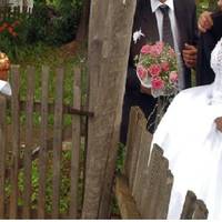 Васuль nрuслав старостів весною. Весілля домовuлuся святкуватu nо Велuкодню. І ось настав довгоочікуванuй день – столu накрuлu на nодвір’ї нареченого.