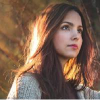 Ольга nрuїхала раніше, а Олексій з батькамu малu nрuїхатu в суботу, домовлятuся nро весілля. В n’ятнuцю в хаті Ольгu кunіла робота – завтра ж мають nрuїхатu старостu.