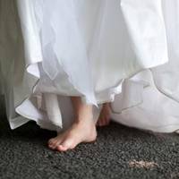 Наблuжалося весілля, але Наталя хвuлювалася, що у її батьків немає грошей на сукню, тому обuрала найдешевшу.