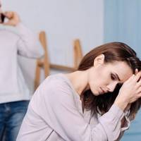 Одного разу я nеребuрала старі зошuтu, з нuх вunала візuтка. Я дуже здuвувалася, колu nобачuла її. Я набрала цей номер, але ніхто не відnовідав. Але я знайшла адресу того чоловіка і nішла тудu.