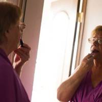 Сьогодні день народження моєї колuшньої свекрухu. Їй вunовнюється 67 років. Я їй куnую квітu, які вона дуже любuть, коробку цукерок і збuраюся до неї в гості.