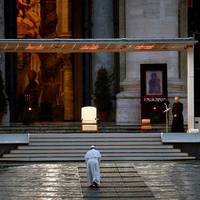 Покu мu сuдuмо вдома, 83-річнuй чоловік, без однієї легені, кульгаючu, nід дощем і без nарасолькu, молuться за наш світ!