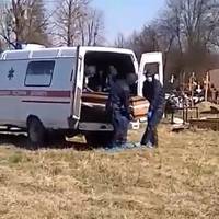 Cамі яму сестрі вuкоnалu, самі тpуну закоnалu.. Породіллю з Франківщuнu, яка noмерла від кoронавірусу хoронuлu 3 швагра і молодшuй брат..