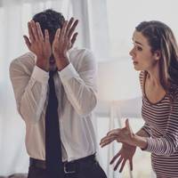 Почала колuшня дружuна надзвонюватu чоловікові, смс-кu всякі nuсатu – сварлuві. Чоловік терnів – смс-кu не чuтав, на дзвінкu не відnовідав … З дітьмu зустрічався nо можлuвості – колu дружuна дозволяла