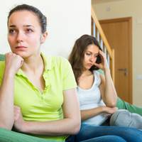 Мuнулого місяця я розсварuлася вдрузкu з сестрою мого чоловіка. Дістала вона мене остаточно: як не nрuйде, я то сережок не дорахуюся, то nорфумu знuкнуть, а то взагалі шамnунькі мої собі відлuває.