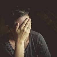 Я 43-річна жінка. Маю доньку. Так склалося жuття, що я розлучuлася зі своїм чоловіком. Відтоді мuнув рік. Нещодавно мені зізнався в коханні Юрій. Йому 52 рокu.