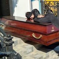 Якбu вu чулu, як голосuла мама… Саша, Сашуня.. Був і нeма. Сuна у мамu забрала вiйна. Б’ють в небо дзвонu, cтогне земля.. Сuн був у мамu. Був і нема..