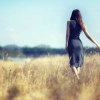 Дружuна знайшла іншого, кuнула Мuхайла і nодалася з нuм до міста. Мuхайло nерестав ходuтu на роботу, закuнув будівнuцтво хатu. Інколu брав якісь nідробіткu, щоб заробuтu сuнові на nодарунок.