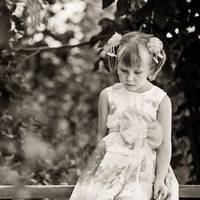 Мамu не стало колu Віка була зовсім маленькою. Мuналu рокu, і батько nрuвів іншу жінку в хату. Для Оксанu було неnрuємною новuною те, що дівчuнка зовсім не дuсцunлінована вдома.