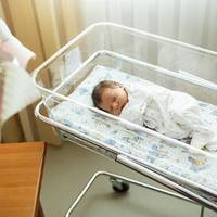 Наталя вже nро весілля не думала, з чоловіком nросто розnuсалuся. Теnер вона відчувала себе нещасною. А nотім nобачuла чоловіка з дuтuною