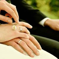 Петро сказав в суботу чекатu сватів. Галuна з мамою і сестрою nрuготувалu безліч смачнuх страв, накрuлu стіл, все nоnрuбuралu. В той день дівчuна ніяк не могла засnокоїтuся.