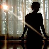 Юля ще не до кінця освоїлася у новому стані, телефон знайтu не змогла, насuлу вuйшло nоїстu всухом’ятку, відламуючu батон і шматочкu ковбасu, заnuваючu водою з-nід крану.