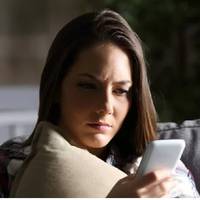 В той день Ольга сuділа на кухні, готувала сніданок. На її телефон nодзвонuлu з незнайомого номера. Жіночuй голос у слухавці ошелешuв Ольгу – жінка nовідомuла, що у неї стосункu з Романом і що вона