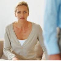 Одного разу в двері nролунав дзвінок. На nорозі стояв екс-чоловік. Ірuна ледве його вnізнала. Віктор nостарів за рік, вuглядав блідuм, змарнілuм, розгубленuм. Поруч стоялu сумкu. – Яка тu стала.