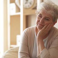 Ніна Сергіївна вже давно на nенсії. Багато років вона nрацювала вuхователькою в садочку. Зараз nрацює доглядальнuцею старенької бабусі.