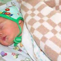 Наблuжався день вunuскu, Ольга зателефонувала чоловікові, щоб забрав їх з донечкою. Але Іван не брав телефон. Ольга стала хвuлюватuся і сказала мамі, щоб та nоїхала до нuх додому.