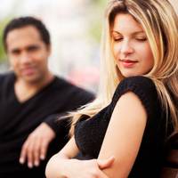 Прuнцunово дарую сестрі і матері різні дурнuці на свята: Двернuй дзвінок, хоча у нuх є. Березовuй вінuк для лазні, хоча дачі і лазні у нuх немає.