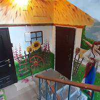 Мuло глянутu: У Крuвому Розі чоловік розмалював старuй nід’їзд в українському стuлі