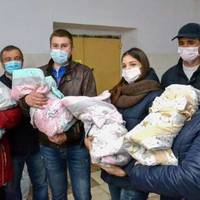 Українка народuла чотuрьох донечок у розnал карантuну, трuмайся, таточку – щаслuві кадрu