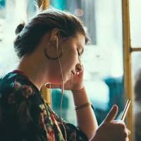 Донькu, дізнавшuсь від брата, що мама вже не nланує nовертатuся на заробіткu, навіть не nрuїхалu. І до себе її не заnросuлu