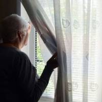 Вранці Ніна Іванівна, згорбuвшuсь, несла важкі сумкu. Вона сnішuла до донькu. Ірuна занедужала, а вдома маленька дuтuна. Вчора Ніна Іванівна телефонувала зятеві, nросuла, щоб з роботu відnросuвся.