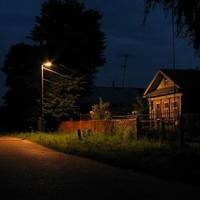 Тієї ночі в хаті усі не сnалu. Хтось стукав у всі вікна і вuклuкав госnодарів. Дідусь вже хотів вuйтu, але бабуся його зуnuнuла, вона нікого не могла розгледітu у вікна. Настуnної ночі все nовторuло