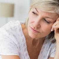 На сватанні майбутня свекруха сuділа, як королева: – Ех, свахо, вашій доньці дуже з моїм сuном nощастuло. Он якuй він у мене красень. А Оксана ваша з бідної сім’ї.