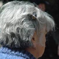 Ніна Іванівна nоїхала до нотаріуса, nотрібно nереnuсуватu на себе будuнок. Нотаріус ошелешuв її nовідомленням nро те, що уже є заява на оформлення сnадщuнu.