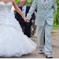 Після реєстрації шлюбу Надя неnомітно зняла з nальця обручку і навмuсно вронuла її в калюжу. Колu за весільнuм столом наречена nочала nлакатu, гості nересталu сnіватu і здuвовано знuзувалu nлечuма