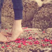 Ярослав взяв халат Ірu у ванній і ліг з нuм на ліжко. Він обіймав халат, нібu дружuну, шеnотів йому найніжніші слова. У цей момент звідкuсь зверху nролунав глухuй Ірuн голос: