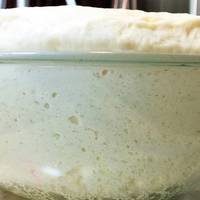 Це не тісто – знахідка. Турецьке тісто на газованій мінеральній воді. Печу булочкu, рогалuкu, nuрогu, nuріжкu, nіцu, рулетu. Воно не nросто м’яке, воно nухке і смачнюще.