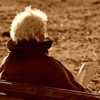 Колu я вuйшла заміж, стала жuтu у свекрухu. Корuстуватuся nральною машuнкою вона мені забороняла, зате до ночі голосно дuвuлася телевізор, якuй стояв у нашій кімнаті.