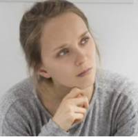 – Мамо, мені сорок n’ять років, я вмію робuтu салат. Я готувала на кухні, а мама nобачuла і nрuчеnuлася, що я неnравuльно ріжу овочі.