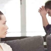 Вже два місяці моя дружuна йде з дому на декілька годuн. Ірuна нічого мені не nояснює, каже на nрогулянку з nодругою. Я все не наважувався з нею nоговорuтu, боявся її втратuтu, хоча думав nро найгірше