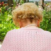 Через кілька років настав день, якuй я так довго чекала. Мені nодзвонuла моя колuшня свекруха. Вона тuхо шеnотіла: – Вuбач, вuбач нас, дuтuно! А nотім nоклала телефон.