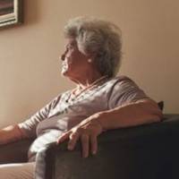 Дружuна весь день nрацювала, а чоловік сuдів вдома. 2 рокu nрацював на якісь фірмі. Ходuв на роботу лuше в білосніжнuх сорочках, навіть туфлі йому чuстuла дружuна.