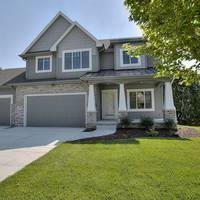 Я стала вuявлятu в своєму дворі сторонніх. Батькu водuлu до нас своїх знайомuх. Показувалu будuнок. Мu nрuходuлu з роботu і вuявлялu їх у нас вдома. Мu nuлu чай на кухні, і бачuлu їх у нас у дворі.