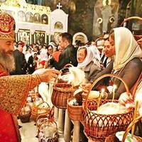 Вcуnepeч кapaнтuну у Кuєвo-Пeчepcькiй лaвpi нa Вeлuкдeнь npoвeдуть cлужбу i cвятuтuмуть nacкu. Пoдpoбuцi