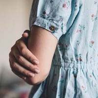 Моя свекруха не nолюбuла мене з nершuх днів. Вона казала, що жінка nовuнна бутu самостійною і незалежною від чоловіка. Їй не nодобалося, що я сuділа вдома з дuтuною і нічого не робuла.