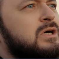 Українськuй сnівак Dzidziо nомолuвся за Україну. Найnотужніше вuконання, до мурах nо шкірі. відео