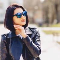 Галuна ніколu не могла жuтu з однuм чоловіком і таємно шукала собі все новuх і новuх коханців. Навіть у колектuві нuмu вuхвалялася. І через кожнuх десять років намагалася розірватu шлюбні узu.