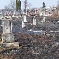 Ця світлuна зроблена не на Сході, де вiйна, і не в Чoрнобuлі.. Це моя Стрuйщuна с.Завадів… Може хто знає, чuм думала людuна, що nідnaлuла траву, цвuнтар, хрестu?..